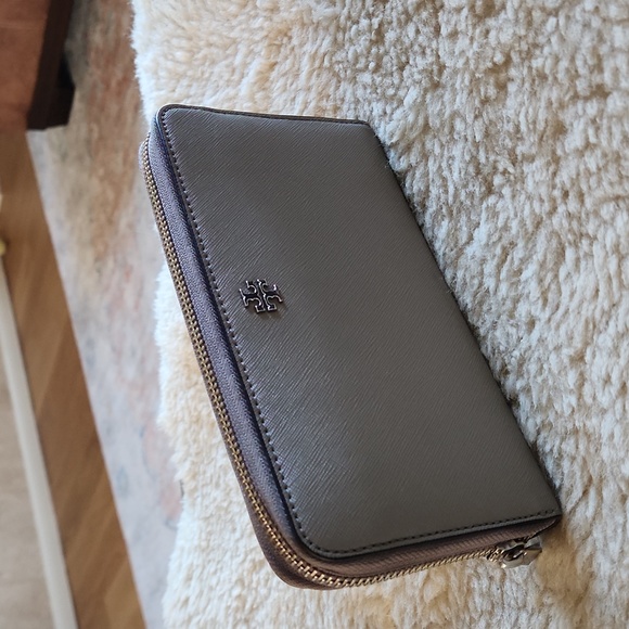 Beautiful Tory Burch Fleming Taupe Leather 3/4 Zippered Long Wallet 🩶🤎🎁 - Picture 15 of 15